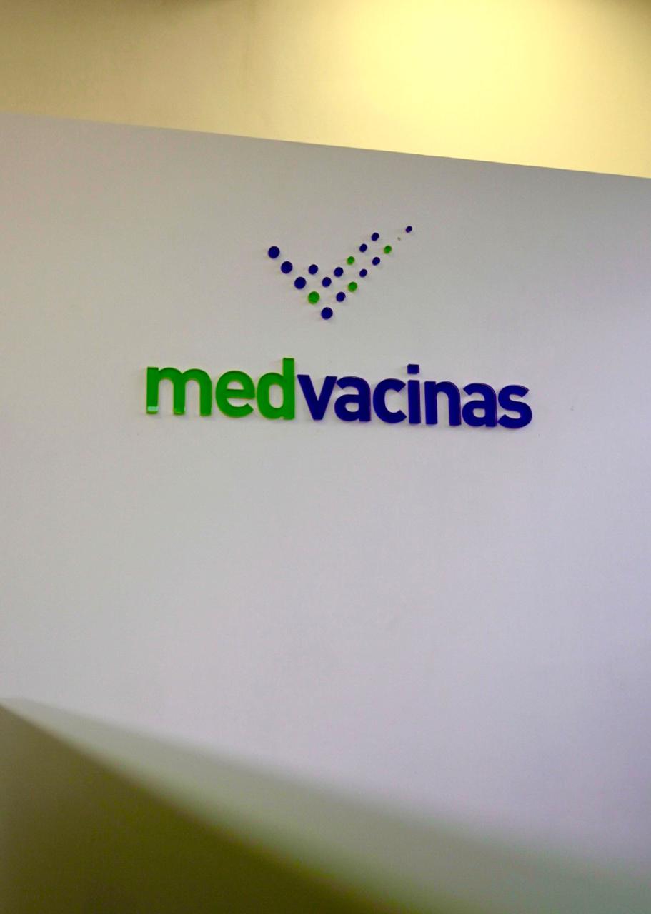 Logo Medvacinas na parede